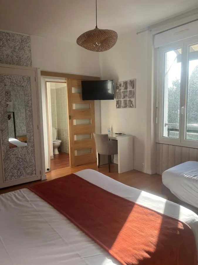 Hotel Le Petit Montmartre Dinard 0*,  Francia